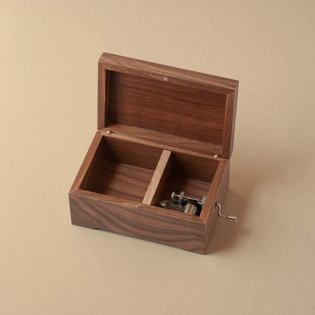Caja de música mediana de madera de nogal